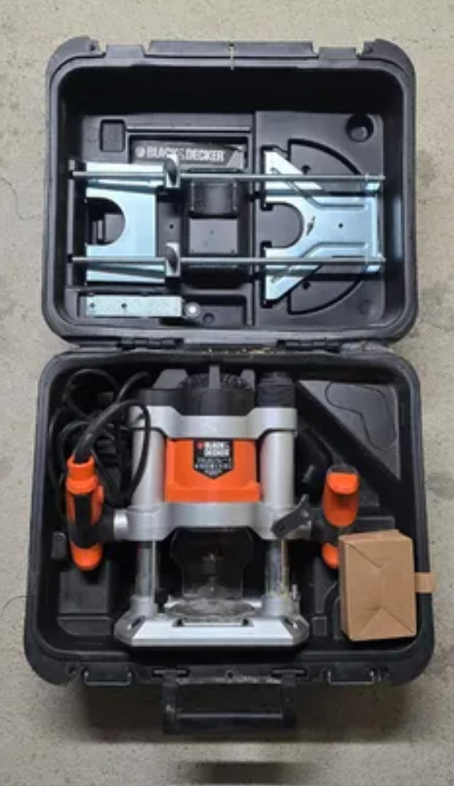 Défonceuse électrique Black+Decker 1200W avec coffret de transport